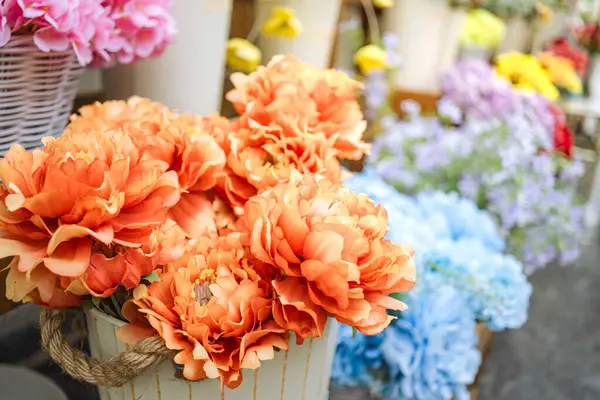 Vazoda güzel bir buket çiçek.