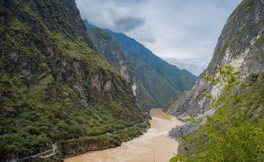  Kaplan Sıçrayan Geçidi - Lijiang Şehri yakınlarında, Yunnan, Çin 'in güneybatısında.