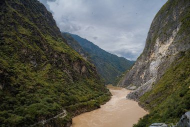 Dağlardaki kirli nehrin güzel manzarası