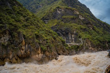 Dağlardaki kirli nehrin güzel manzarası