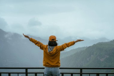 Sırt çantalı mutlu bir genç kadın.