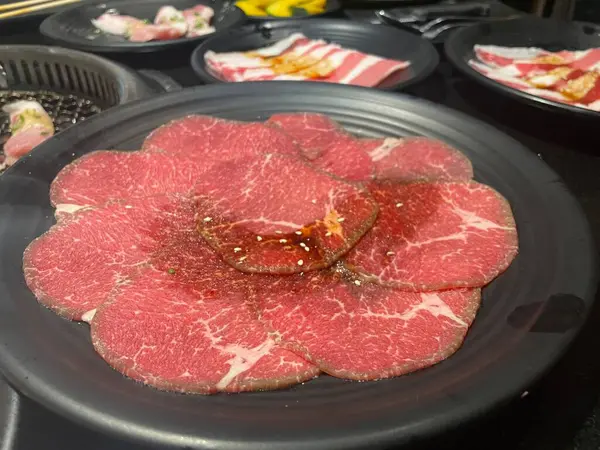 Baharatlı taze biftek. 