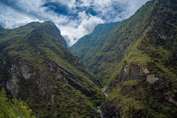  Kaplan Sıçrayan Geçidi - Lijiang Şehri yakınlarında, Yunnan, Çin 'in güneybatısında.