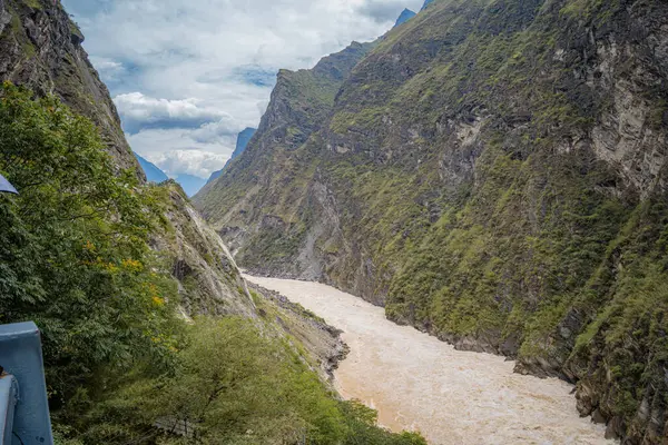 Dağlardaki kirli nehrin güzel manzarası