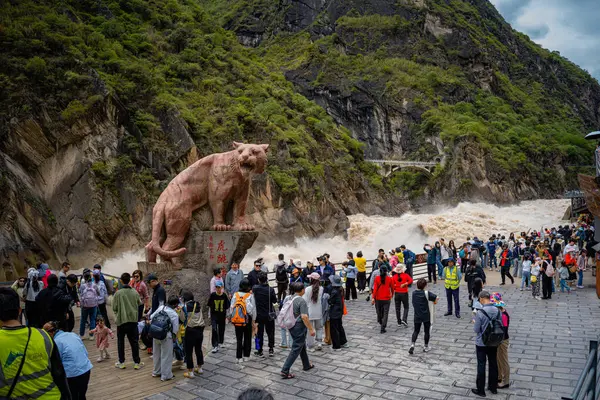 02-07-2024, Yunnan, Çin, pek çok turist Lijiang 'daki Tiger Juming Gorge' u ziyaret etti..