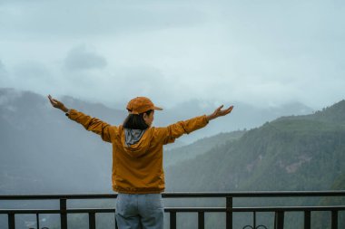 Sırt çantalı kadın dağ zirvesinde