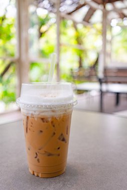 Kahve dükkanında pipetli buzlu kahve. 