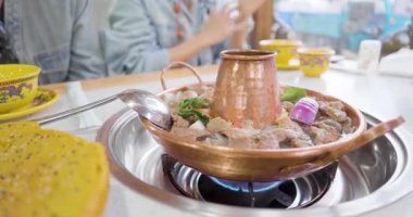 Shangri La 'daki öğrenci yurdunda kaynayan Yak güvecinin görüntüsünü kapat..