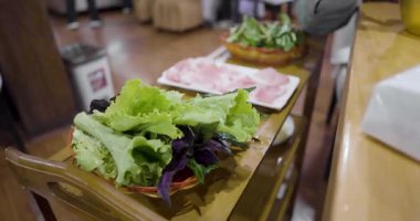 Shangri La 'daki Yak güveç restoranında et ve sebze görüntülerini kapatın..