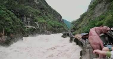 Kaplan Sıçrayan Geçidi - Lijiang Şehri yakınlarında, Yunnan, Çin 'in güneybatısında.