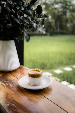 Sabahleyin masanın üstünde bir bardak kahve..