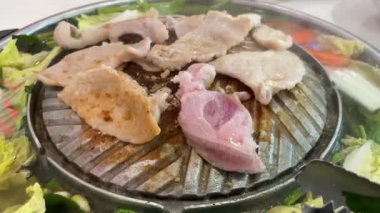 Izgara için çiğ sığır eti dilimi ve karides ya da Japon usulü yakiniku.