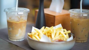 Mutfaktaki yağ lekeleme kağıdına patates kızartması yapıştır. Ev yapımı patates kızartması yapıyorum..