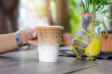 Sütlü buzlu kahve.