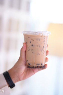 Sütlü buzlu kahve.