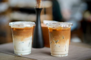 Kafede plastik bardaklarda buzlu süt kahvesi