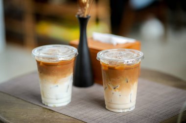 Kafede plastik bardaklarda buzlu süt kahvesi