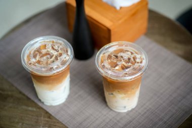 Kafede plastik bardaklarda buzlu süt kahvesi