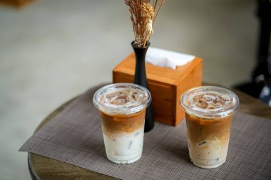 Kafede plastik bardaklarda buzlu süt kahvesi