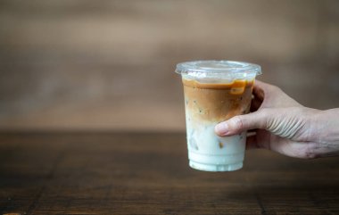 Elinde bir fincan buzlu kahve tutan kadın. 