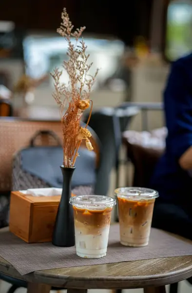 Kafede plastik bardaklarda buzlu süt kahvesi