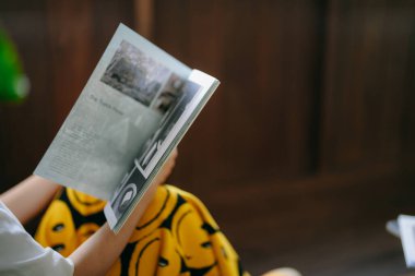 kitap ile Asyalı kadın portresi
