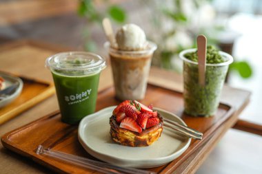 Yeşil kibrit çay ve dondurmalı taze çilekli kek.