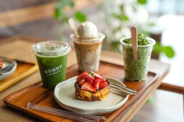 Yeşil kibrit çay ve dondurmalı taze çilekli kek.