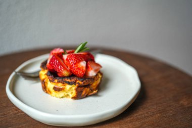 Tatlı çilekli kek tabakta. Kafede kapat. 