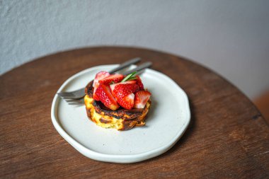 Tatlı çilekli kek tabakta. Kafede kapat. 