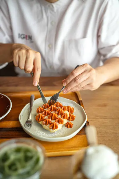 Kadınların ellerini kapat, lezzetli bir tatlı ye. 