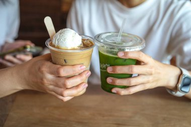 Kibrit ve dondurma tutarken ellerinizi kapatın. 