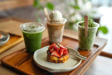 Buzlu kahve, çilekli pasta ve matcha.