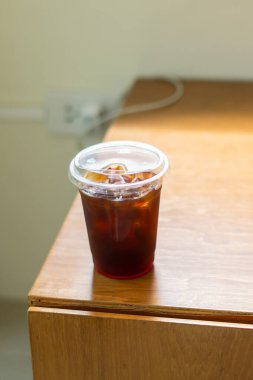 Ahşap masadaki buzlu kahveyi kapat.