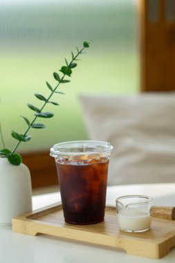 Ahşap masada buzlu kahve ve süt.