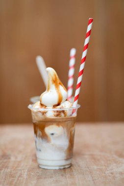 Buzlu çikolatalı ve uzun cam bardakta dondurma.