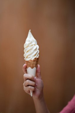 Dondurma külahlı kadın el ele tutuşması, seçici odaklanma