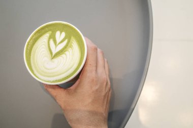 Matcha latte 'yi elinle kapat. 