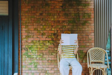 Duvarda şarjörü olan genç ve güzel bir kadın. 