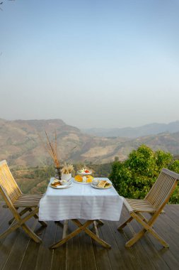 Güzel dağ manzaralı kahvaltı masası..