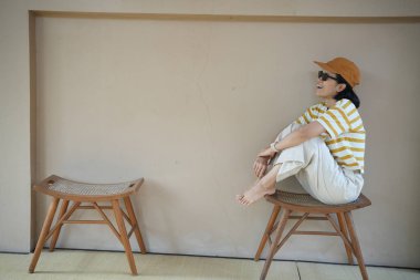 Sandalyede oturan kadın.