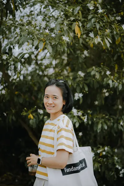 Beyaz çiçekli bir kadın.