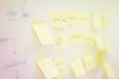 Kapat ve seçici boş odak notu atölye eğitim maliyetinde beyaz tahtaya yapıştır