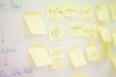 Kapat ve seçici boş odak notu atölye eğitim maliyetinde beyaz tahtaya yapıştır