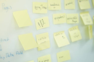 Kapat ve seçici boş odak notu atölye eğitim maliyetinde beyaz tahtaya yapıştır