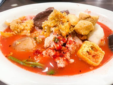 Balık köfteli küçük pirinç erişteleri ve pembe çorbada karides topları, Yen Ta Four veya Yen Ta Fo - Asya yemeği tarzı