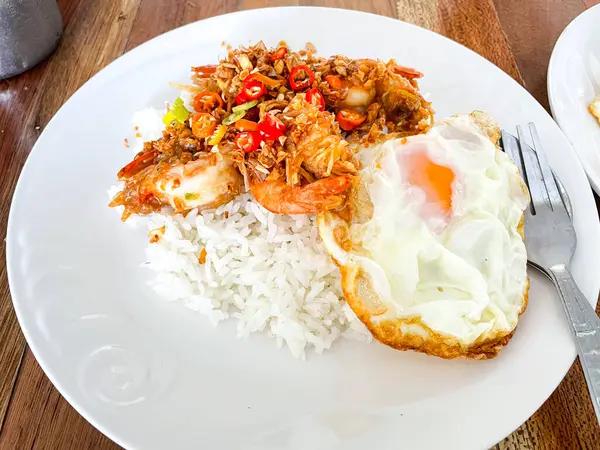 Körili Tayland karidesi pilavı 