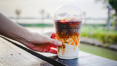 Kahve ve bir fincan dondurma.