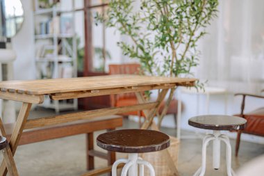 Antika kafede masa ve sandalyeler