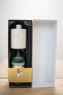 Eve parfüm kutusu, masaya da ev parfümü.